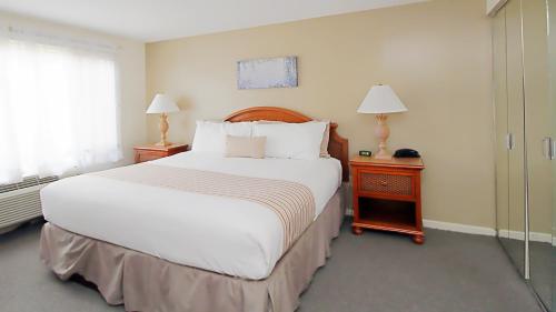 ein Schlafzimmer mit einem großen weißen Bett und einem Fenster in der Unterkunft The Ponds at Foxhollow by Capital Vacations in Lenox
