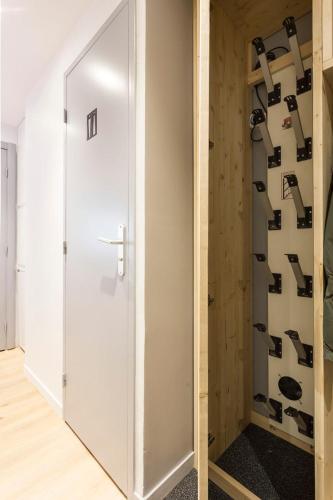 - un dressing avec une porte en verre dans l'établissement Belle Plagne Prestige, à Belle Plagne