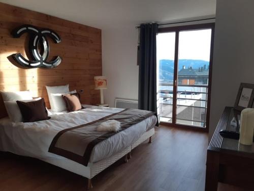 Кровать или кровати в номере Le Grizzly Luxe Location