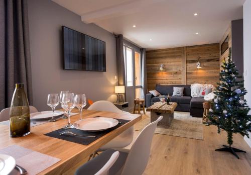 - un salon avec un arbre de Noël et une table à manger dans l'établissement Belle Plagne Prestige, à Belle Plagne