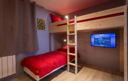 貝勒普拉涅的住宿－Belle Plagne Prestige，一间卧室配有双层床和电视