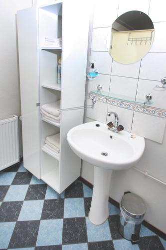 a white bathroom with a sink and a mirror at Park Nieuwgrapendaal in Terwolde