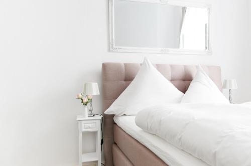 DROY by ROCKCHAIR Apartments l SUPERHOST Status l 2 Bedroom Boxspringbeds next to Center "Kurfürstendamm" - Cozy Family & Business Flair welcomes you! photo 14