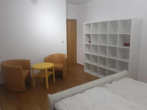 um quarto com uma cama, uma mesa e cadeiras em Joel em Stadtsteinach