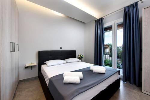 a bedroom with a bed and a large window at Dorotea Luxury Rooms in Ipsos