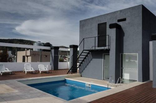 una casa con piscina e balcone di VILLA MIA a Villa Carlos Paz