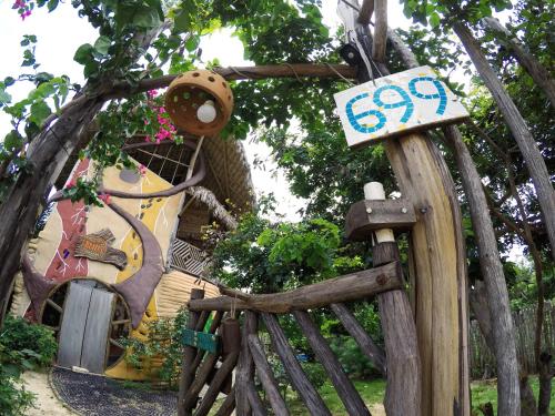 Taman di luar Raízes Eco Hostel