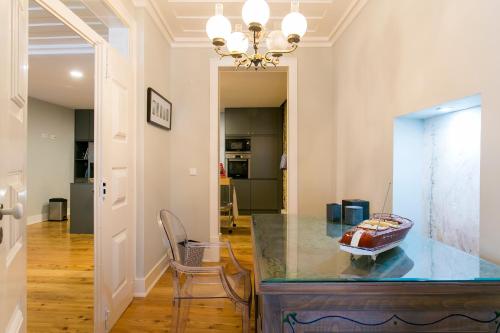 une salle à manger avec une table et un lustre dans l'établissement Marchesa Da Bica Luxury, à Lisbonne