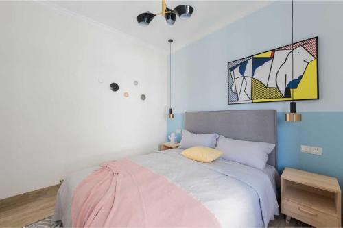 Een bed of bedden in een kamer bij Haikou Meilan District · Xixili Locals Apartment 00175140