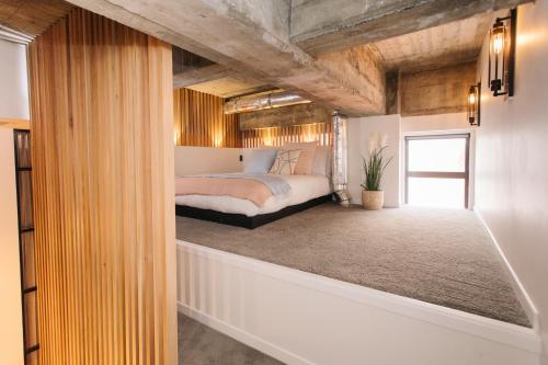 Ένα ή περισσότερα κρεβάτια σε δωμάτιο στο Auckland City Spacious Loft - 4 Bedrooms & 2 Free Car Parks