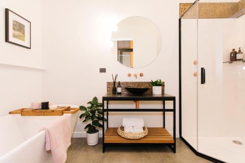 Ένα μπάνιο στο Auckland City Spacious Loft - 4 Bedrooms & 2 Free Car Parks