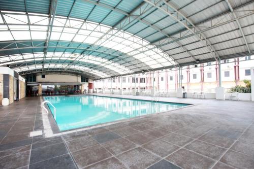 Bazén v ubytování Karlita Hotel Tegal nebo v jeho okolí