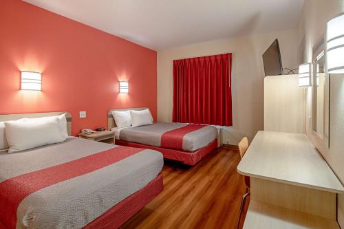 En eller flere senge i et værelse på Motel 6-Anchorage, AK - Midtown