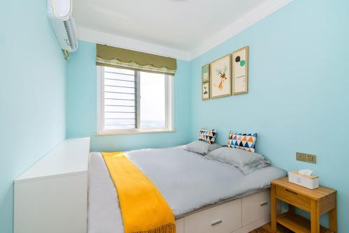 Una cama o camas en una habitación de Henan Luoyang·Chanhe Hui Nationality Area· Locals Apartment 00144150