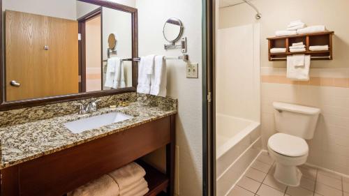 Ένα μπάνιο στο Best Western Plus Sidney Lodge