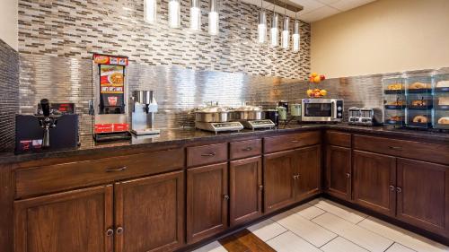 Dapur atau dapur kecil di Best Western B R Guest