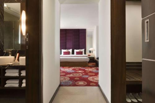 Ein Badezimmer in der Unterkunft Ramada Ahmedabad
