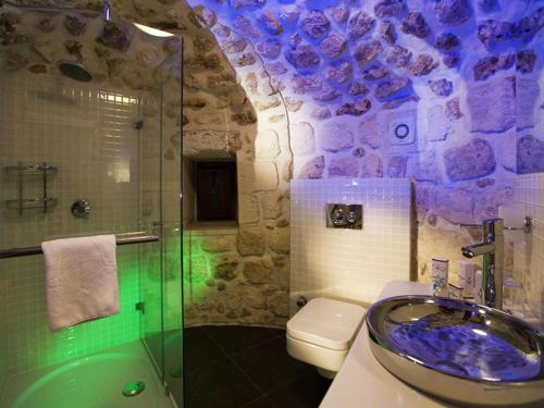 Phòng tắm tại Kasr-i Nehroz Hotel