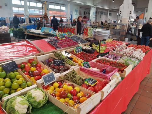 Un mercado con muchas frutas y verduras diferentes en exposición. en Forville, en Cannes