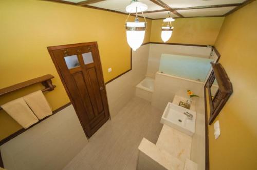 ein kleines Bad mit WC und Waschbecken in der Unterkunft Puri Sakanti Nature Family Resort in Ciwidey