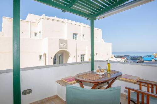 uma mesa e cadeiras na varanda de uma casa em Irida Holiday Home em Naxos Chora