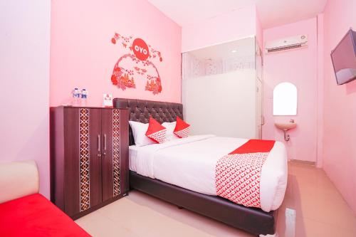 En eller flere senge i et værelse på OYO 223 Penginapan Nabila Syariah