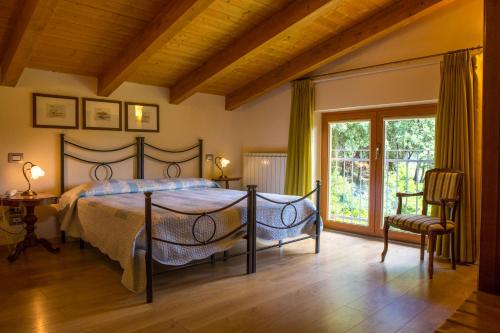 1 dormitorio con cama y ventana grande en B&B Spring, en Perugia
