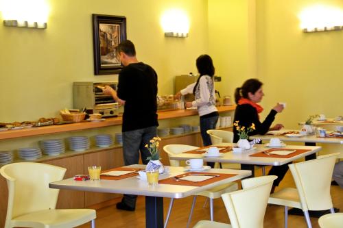 
people standing around a table with plates of food at Hotel Ribadesella Playa in Ribadesella
