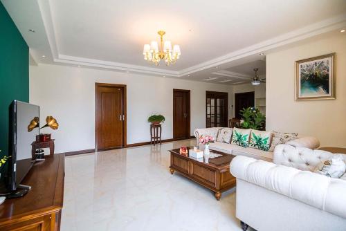 a living room with a couch and a coffee table at Henan Luoyang·Henan University of Science And Technology· Locals Apartment 00150340 in Luoyang