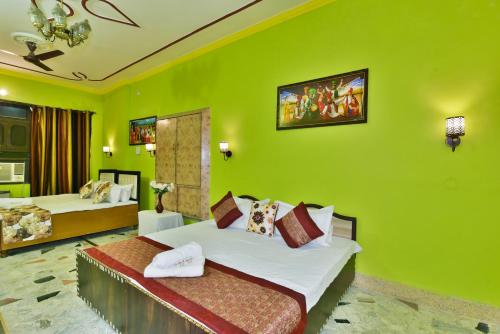 zieloną sypialnię z 2 łóżkami w pokoju w obiekcie Wow Backpackers Hostel w mieście Amritsar