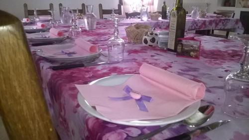 a table with a pink table cloth with a purple bow at Agriturismo Prato degli Angeli in Sassoleone