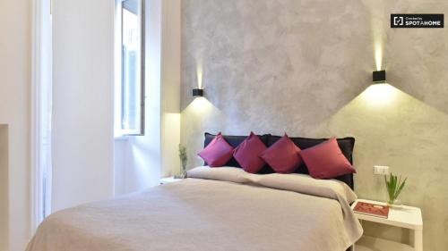 ローマにあるPangea Suite - Vaticanoのベッドルーム1室(大型ベッド1台、赤い枕付)