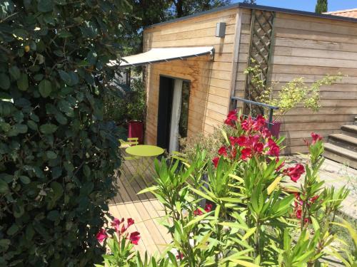 a garden with a shed with a frisbee in it at Villa Chamarel in Carcès