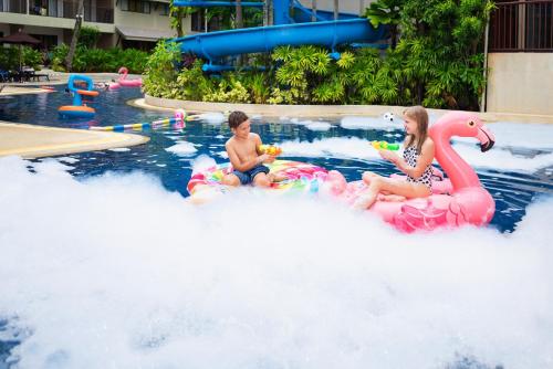 Bazén v ubytování Holiday Inn Resort Phuket Surin Beach by IHG nebo v jeho okolí
