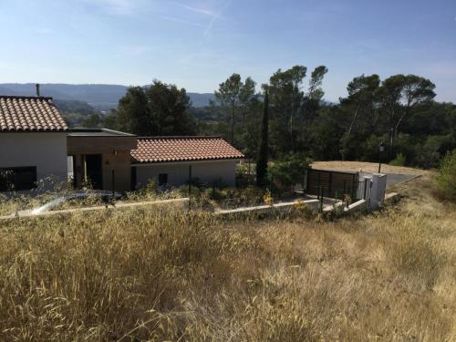 a house in the middle of a field at Villa Chamarel in Carcès