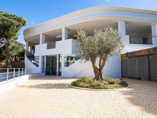 Family 2BR with Large Terrace, Pools & 8-Min Walk to Falésia Beach