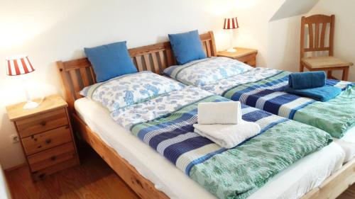 dos camas sentadas una al lado de la otra en un dormitorio en Ostsee Cottage en Sehlendorf