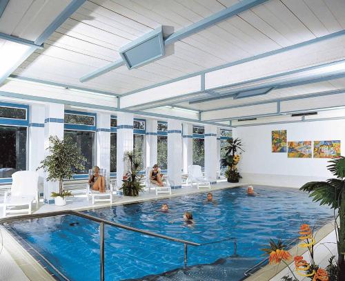 Ferienhotel Münch في نيوكيرتشن بيم هيليغين بلوت: وجود مجموعة أشخاص في المسبح
