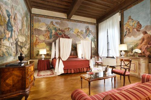 フィレンツェにあるPalazzo Niccolini al Duomo Residenza D'Epocaの大きな絵画が飾られたリビングルーム