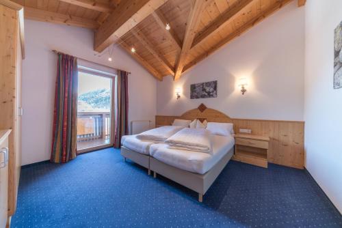 A bed or beds in a room at Das Hochegg - Apartments