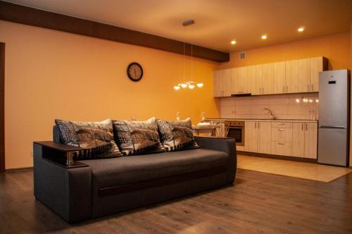 a living room with a couch and a kitchen at Prestige Apartments Kalnyshevskogo in Dnipro