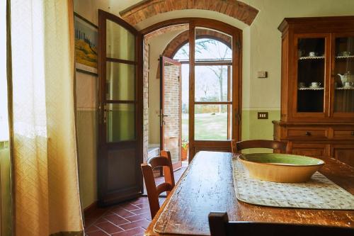 einen Esstisch mit einer Schüssel darüber in der Unterkunft Agriturismo Villa Mazzi in Montepulciano