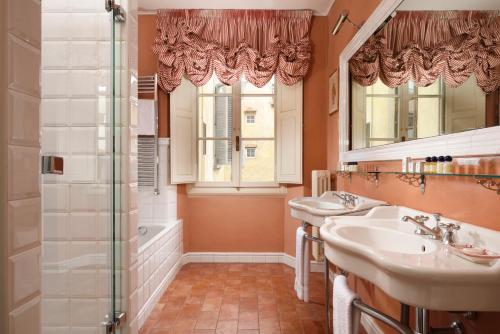 a bathroom with two sinks and a shower at Palazzo Niccolini al Duomo Residenza D'Epoca in Florence