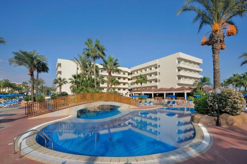 uma piscina em frente a um hotel em Nissiana Hotel & Bungalows em Agia Napa