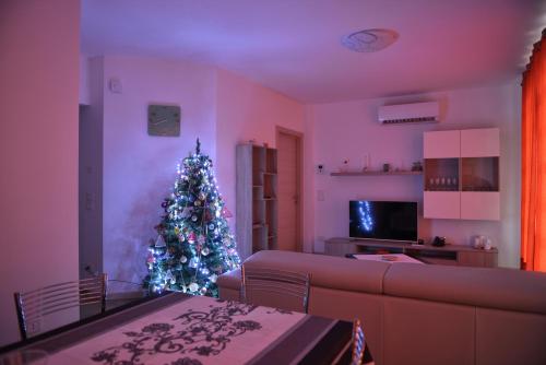 een woonkamer met een kerstboom in de woonkamer bij Villa Artemia in Manerba del Garda