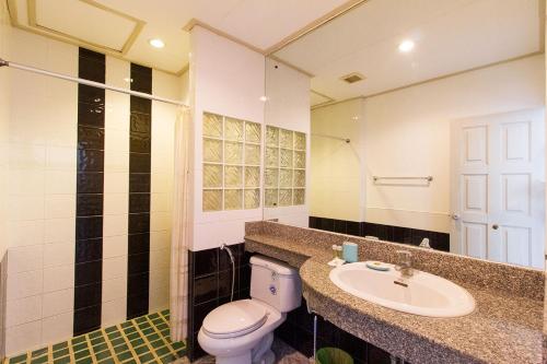 卡馬拉海灘的住宿－The Club Residence Kamala Beach，一间带卫生间、水槽和镜子的浴室
