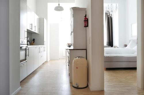 ベルリンにあるSC 2 Cozy Family & Business Flair welcomes you - Rockchair Apartmentsの白いキッチン(スーツケース付)