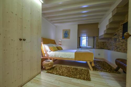 a bedroom with a bed and a stone wall at La Casita De La Catedral a 50m de la Catedral in Santiago de Compostela