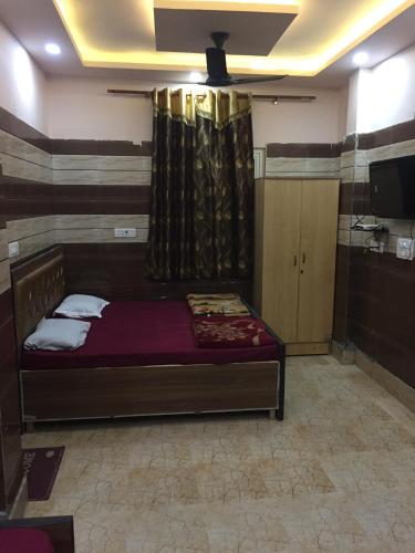 Una cama o camas en una habitación de Royal Residency