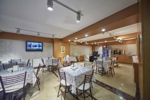 A restaurant or other place to eat at Hotel Akcinar